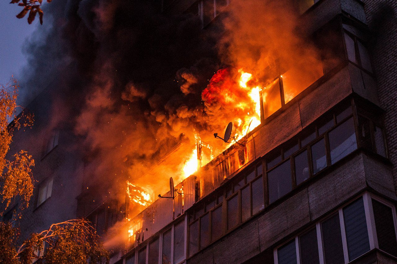 تصویری از آتش سوزی ساختمان